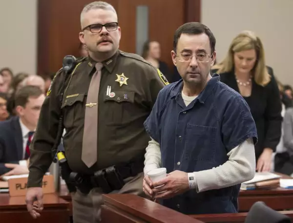 Foto de Larry Nassar con traje de prisionero durante su juicio en Michigan.