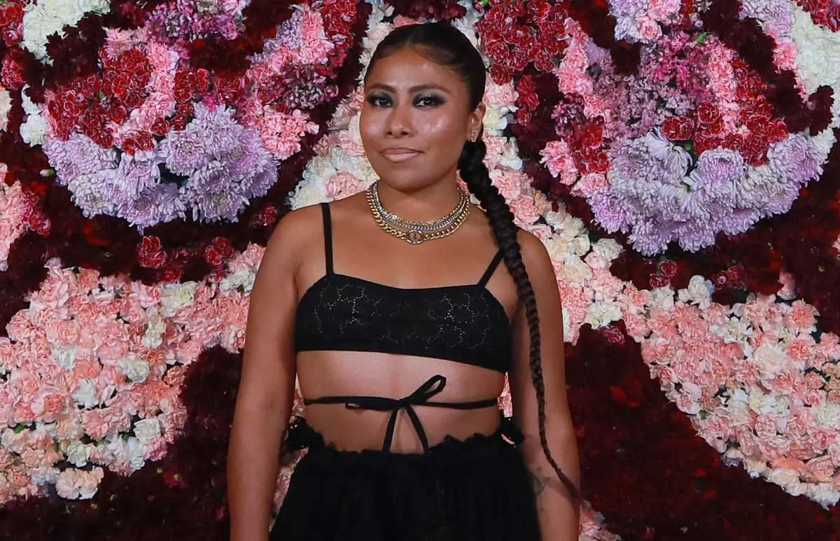 Yalitza Aparicio acapara miradas en el desfile de Dior en CDMX.