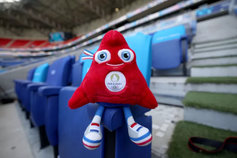 foto del peluche de lo gorro frigio, la mascota de los Juegos Olímpicos de París 2024