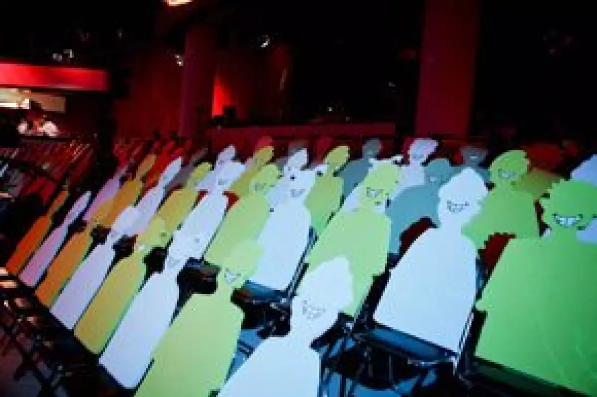 Durante el programa Hazme Reír y serás millonario, la gente no asistió y tuvieron que poner público ficticio.