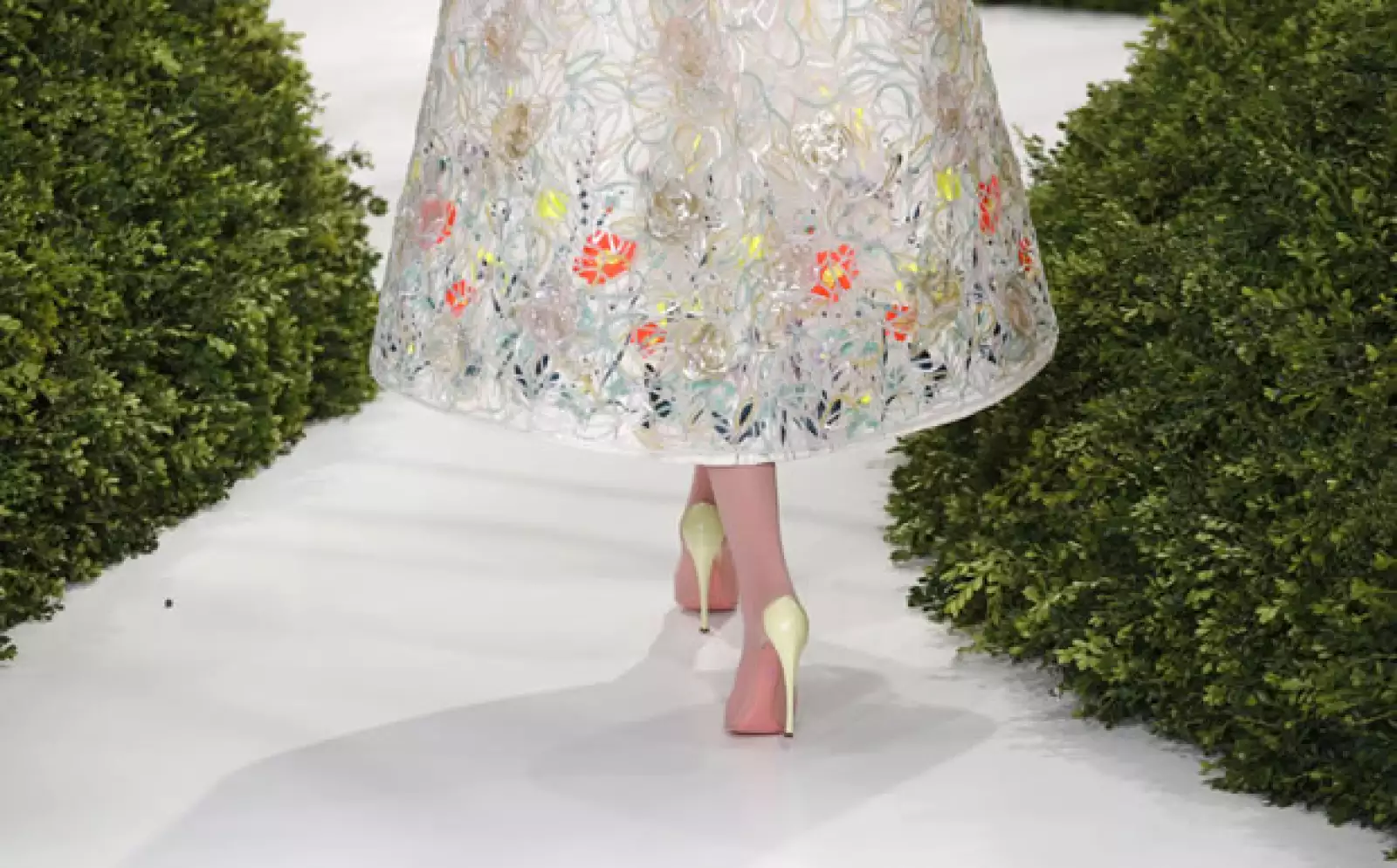 Tacones bicolor le dieron un giro muy femenino a la colección.