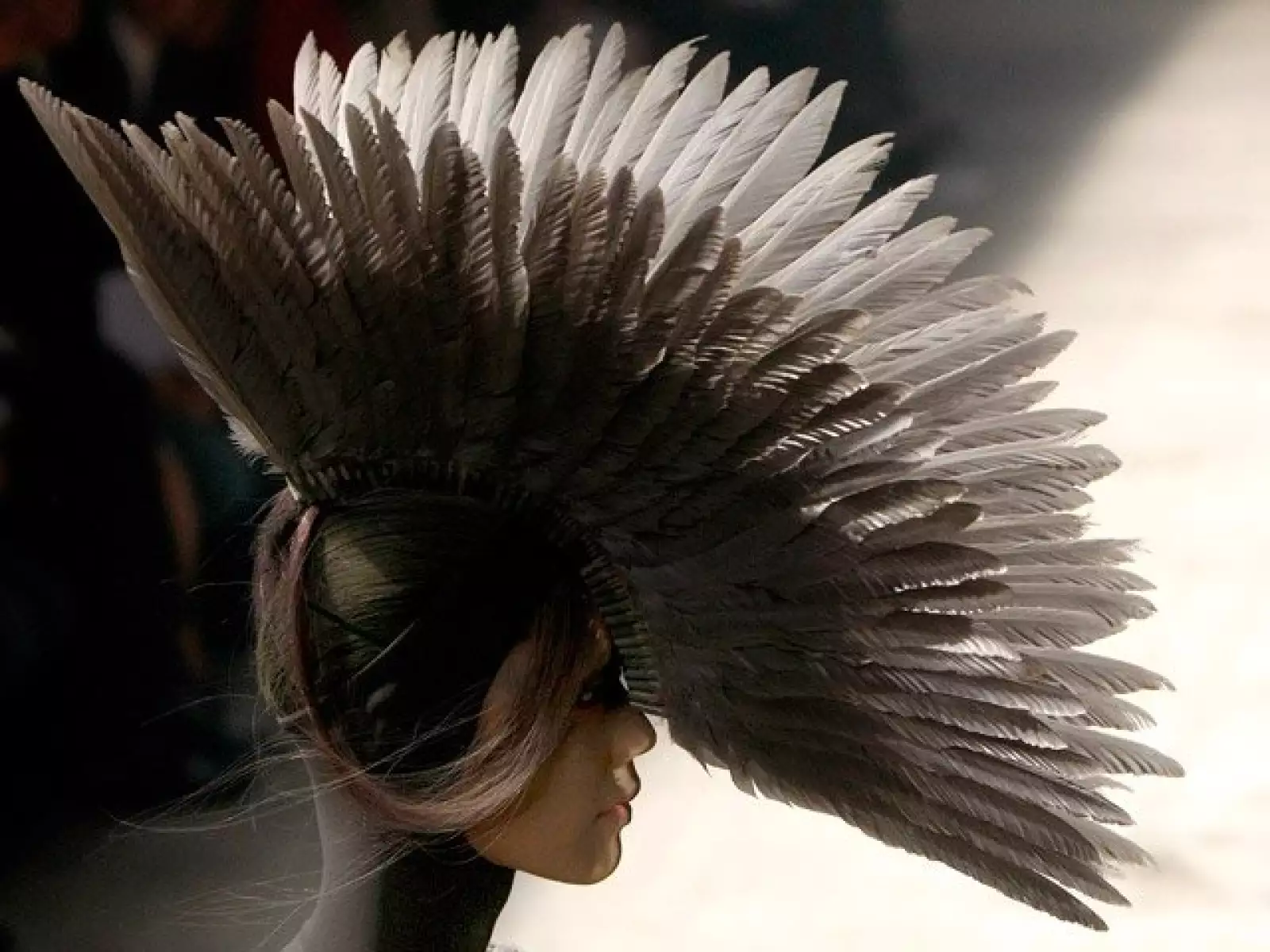 Una modelo lleva un tocado hecho a base de plumas, creación del diseñador británico Gareth Pugh durante el desfile Ready to Wear Spring Summer 2010 en París.