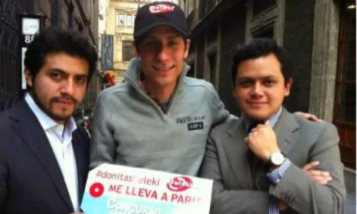 Carlos y Julio Beleki con el ganador del viaje a París. (Foto: Cortesía Beleki)