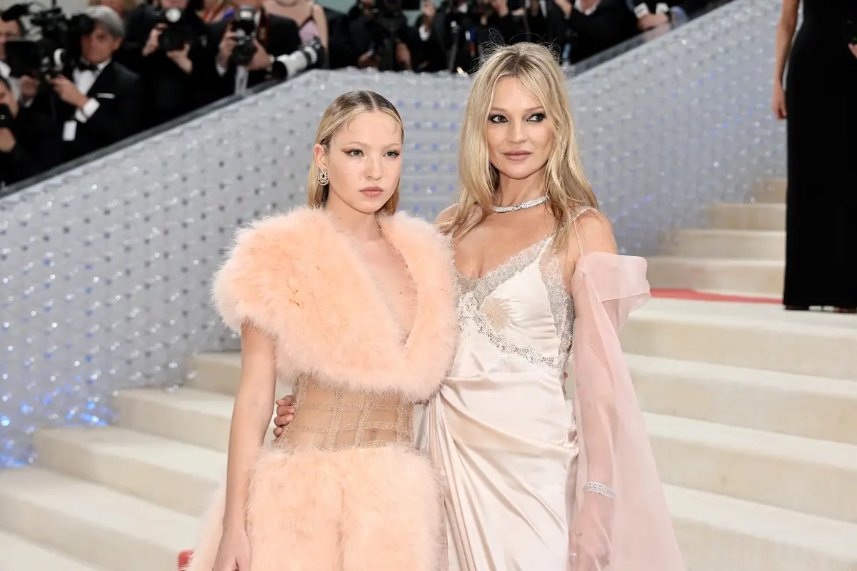 Lila Moss y Kate Moss en la Met Gala 