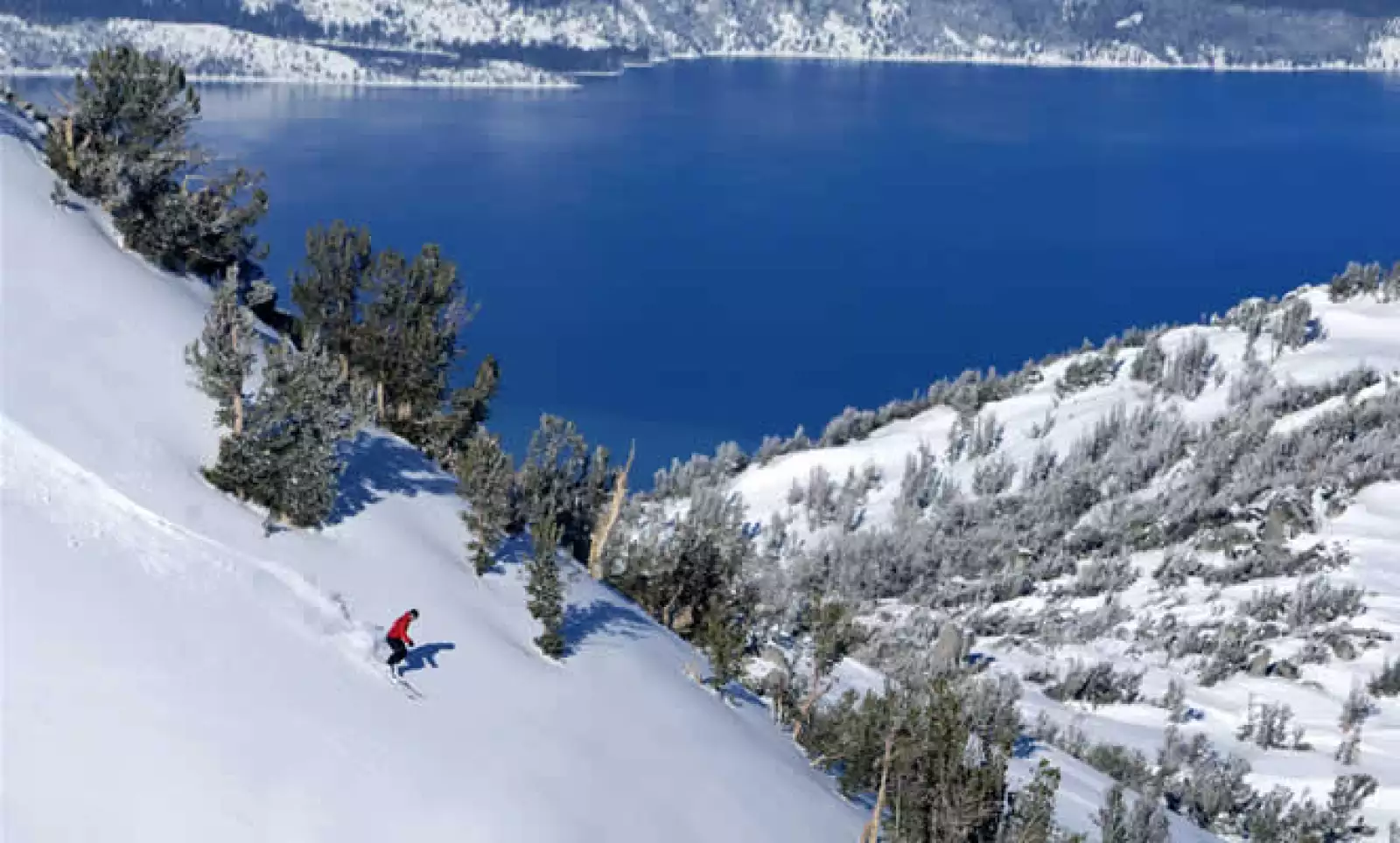Es el resort con la montaña más alta de la región y la caída vertical más larga y alta de Tahoe con mil metros de longitud y más de 910 centímetros de nieve al año.