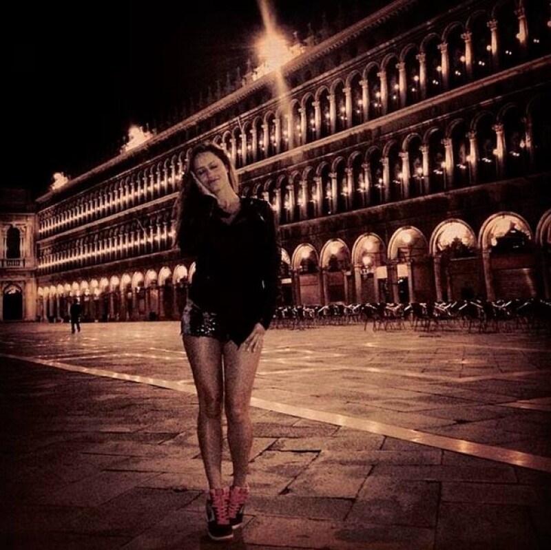 La guapa mamá deseó buenas noches con esta gran fotografía.
