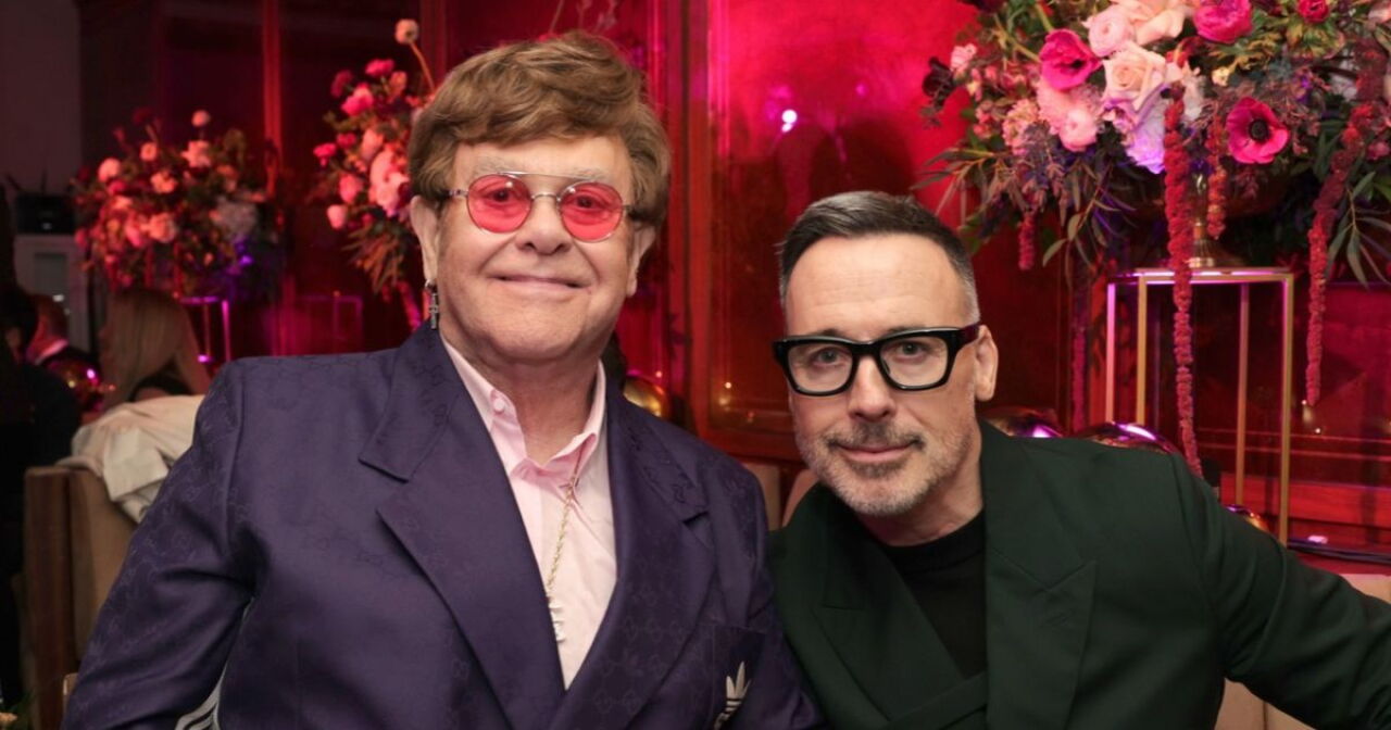David Furnish, el esposo de Elton John que estuvo pendiente de él durante sus conciertos en México