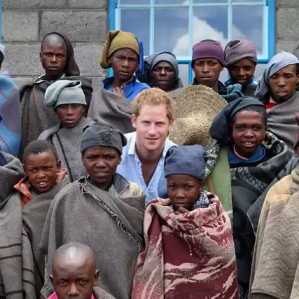 Harry se solidarizó con los niños y casi adolescentes que tienen VIH, aportando ayuda caritativa.