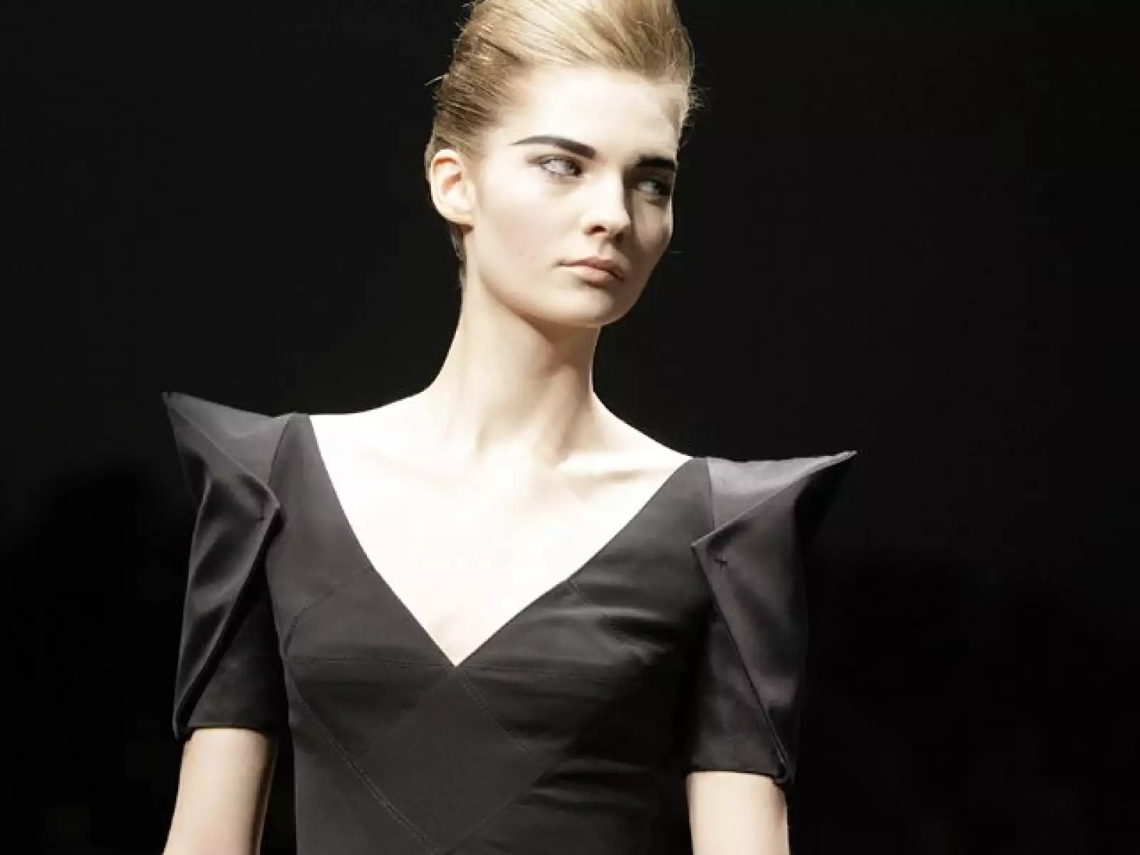 Ya sea blusa, chaqueta, saco o vestido, no puedes dejar de tener piezas con hombros que impacten.