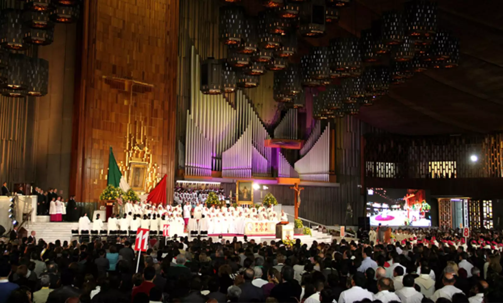 En la Basílica no se escuchó ni un ruido.