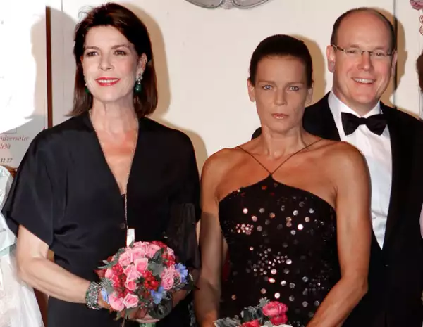 Durante el evento de los 30 años de la creación del Teatro Grace, la esposa de Alberto II se ausentó mientras que sus cuñadas, Carolina y Estefanía, estuvieron en la ceremonia dedicada a su mamá.