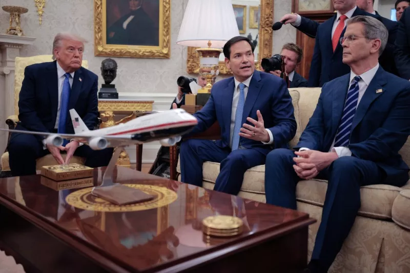 El Secretario de Estado de los Estados Unidos, Marco Rubio (C), habla con los periodistas durante una reunión con el presidente Donald Trump, el secretario del Tesoro Scott Bessent (R) y el primer ministro de Noruega Jonas Gahr Store en la Oficina Oval de la Casa Blanca el 24 de abril de 2025 en Washington, DC. Se espera que los líderes discutan sobre la seguridad, el comercio, la OTAN y la guerra en Ucrania.