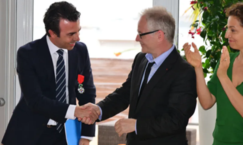 Thierry Frémaux (der) condecoró a Ramírez en Cannes. (Foto: Notimex)