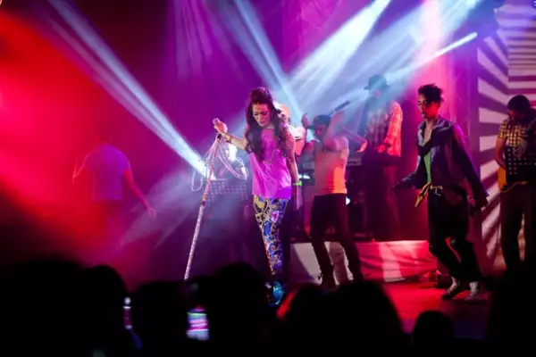 Danna lució outfits muy coloridos durante su show.