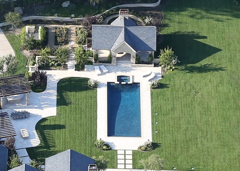 Cuenta con un área exclusiva para las albercas, alrededor de las cuales hay camastros y una superficie ideal para una pool party.