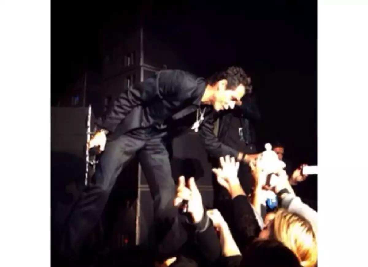 El cantante hizo derroche de energía y sensualidad durante el concierto de salsa que ofreció a 10 mil personas en el importante recinto de la ciudad en el que nunca había cantado.