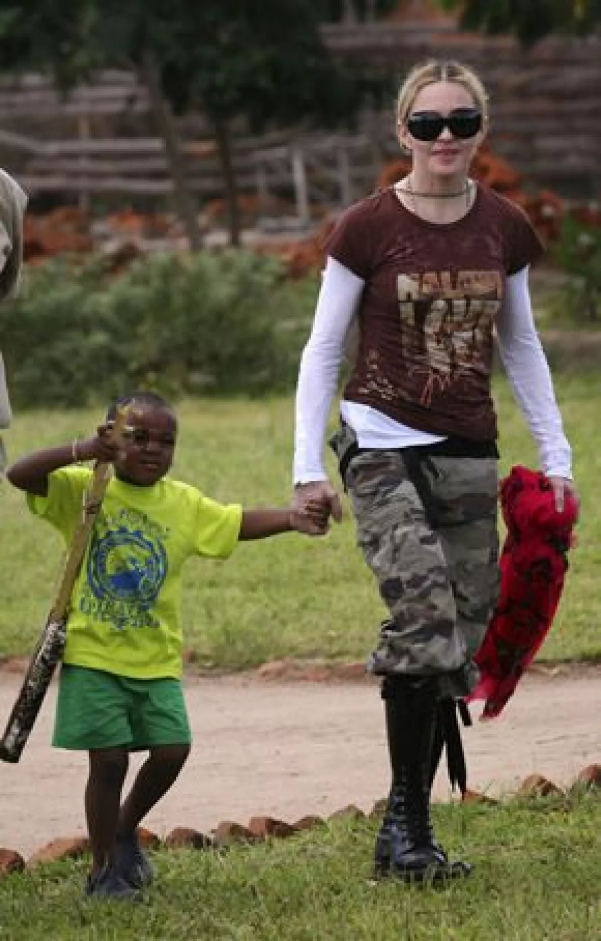 Pese a las protestas de varios grupos de derechos civiles, la Reina del Pop no está sola y el gobierno del país africano la apoya para que adopte un segundo bebé en este lugar.