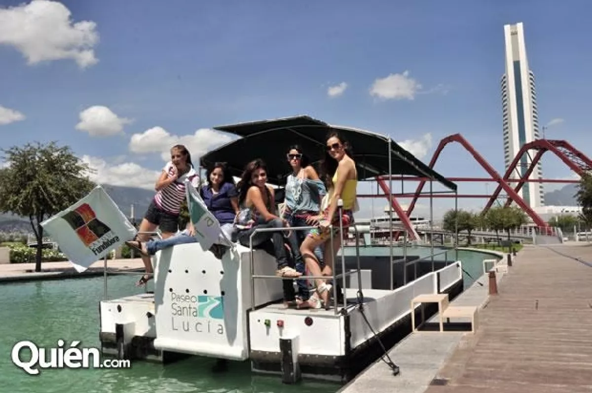 Las chicas tomaron una embarcación para recorrer el cana "Paseo Santa Lucía"
