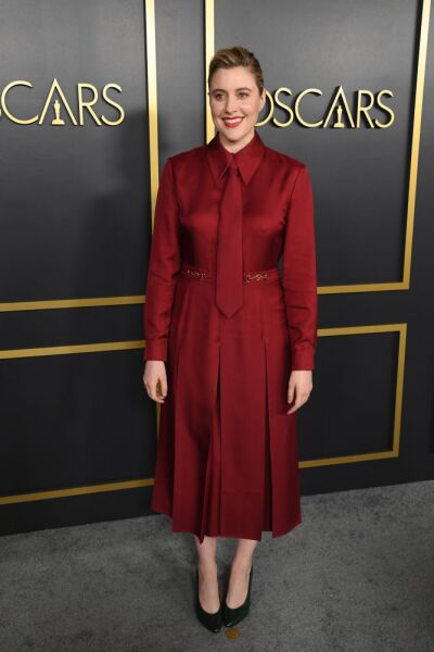 Greta Gerwig llevó la corbata a otro nivel con un Gucci look en color vino 
