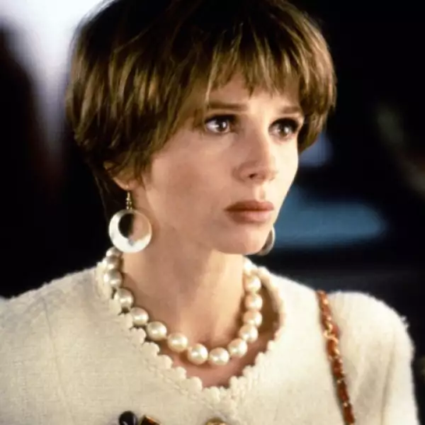 Victoria Abril fue musa de Almodóvar a finales de los años 80 y principios de los 90, su actuación en La ley del deseo (1987), ¡Átame! (1990), Tacones lejanos (1991) y Kika (1993), la convirtió en todo un sex symbol a nivel internacional.