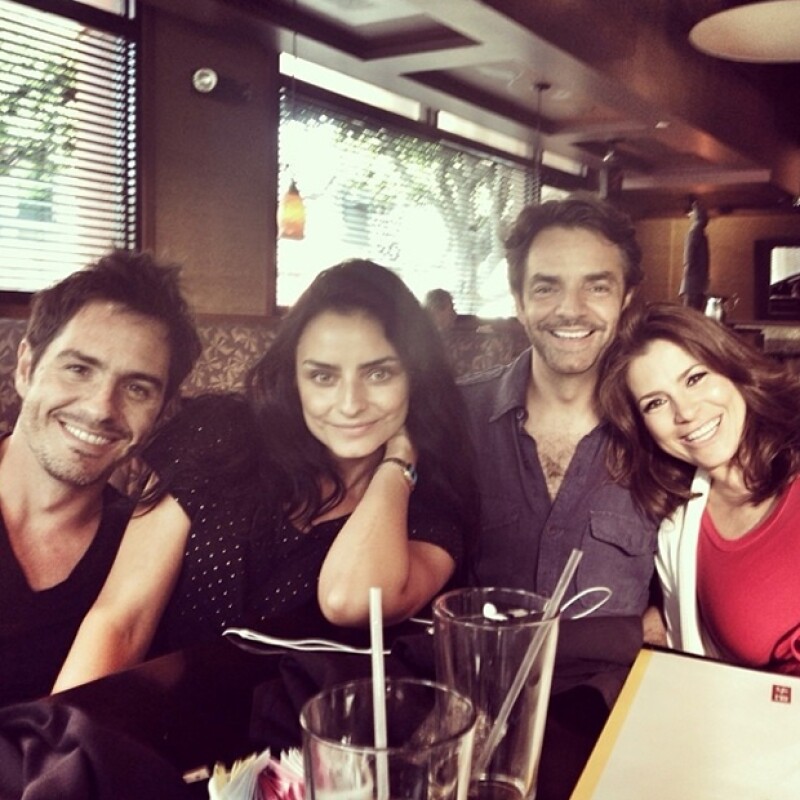 Mauricio Ochmann se unió a la familia Derbez en una genuina comida.