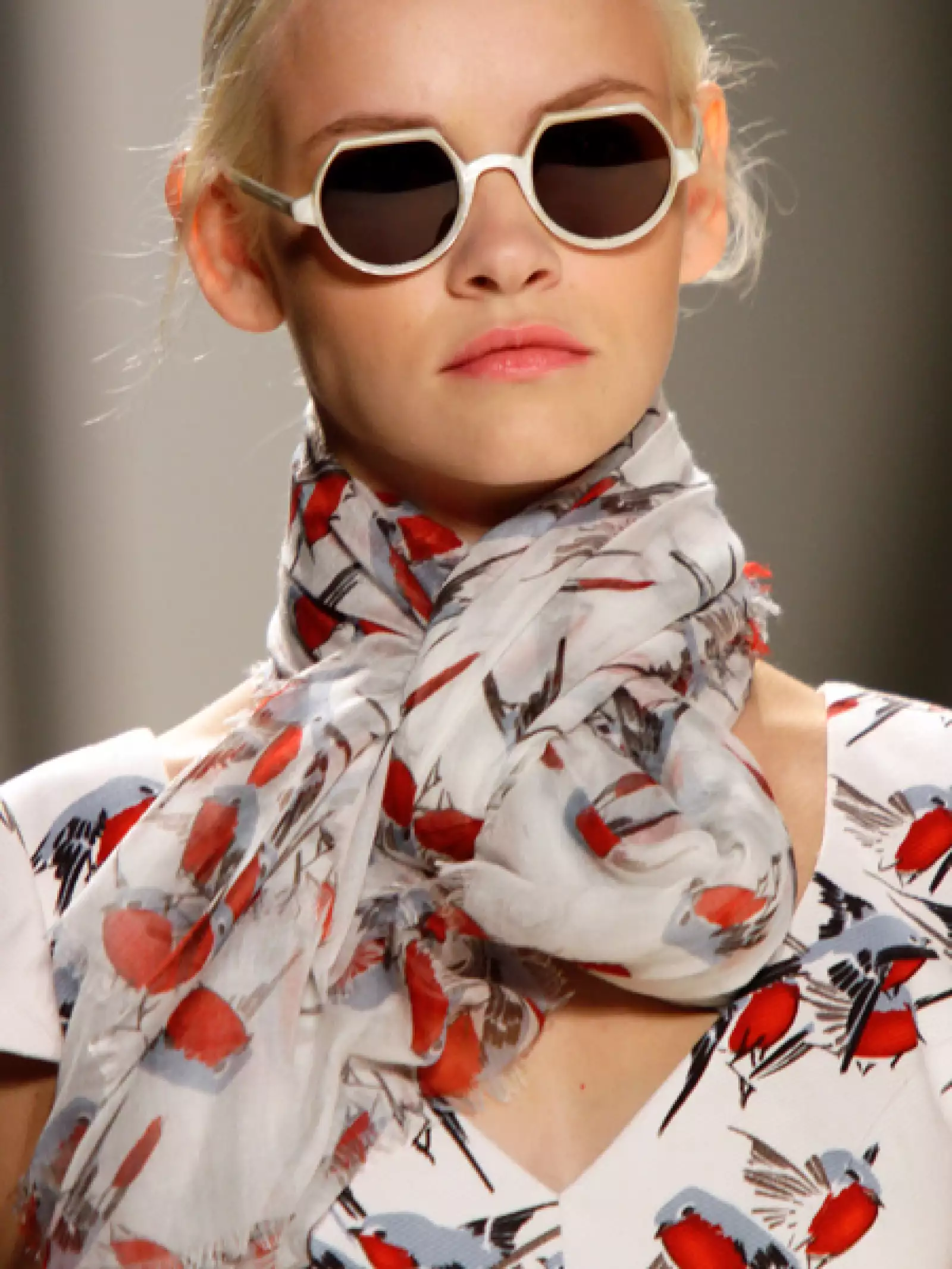 Foulards y lentes de forma circular acompañaron a los looks.