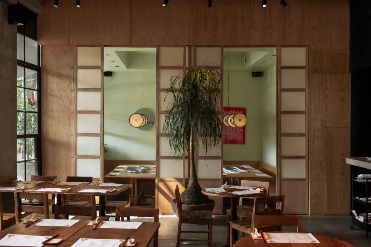 Foto del interior de Makan, restaurante de comida fusión de Singapur y México, ubicado en el Centro de CDMX.