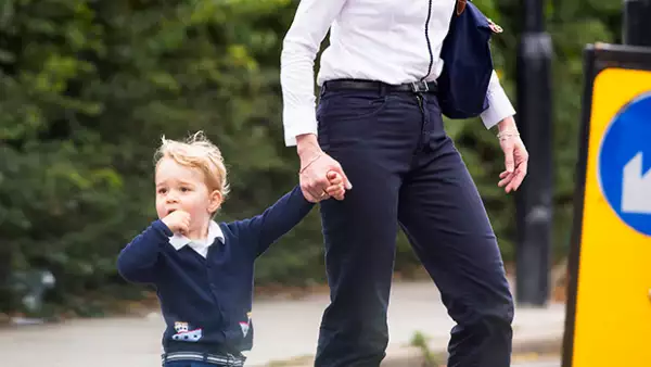 El pequeño de dos años de edad fue visto luciendo un outfit en color marino tras pasar una tarde en el parque en compañía de su niñera.
