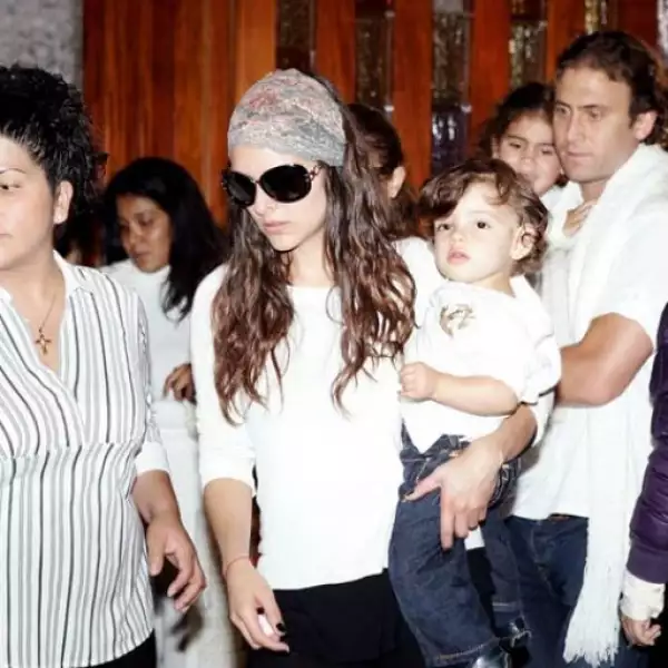 Amigos y familiares de la ex OV7 y de su esposo Paulo se dieron cita en una de las capillas del recinto guadalupano.