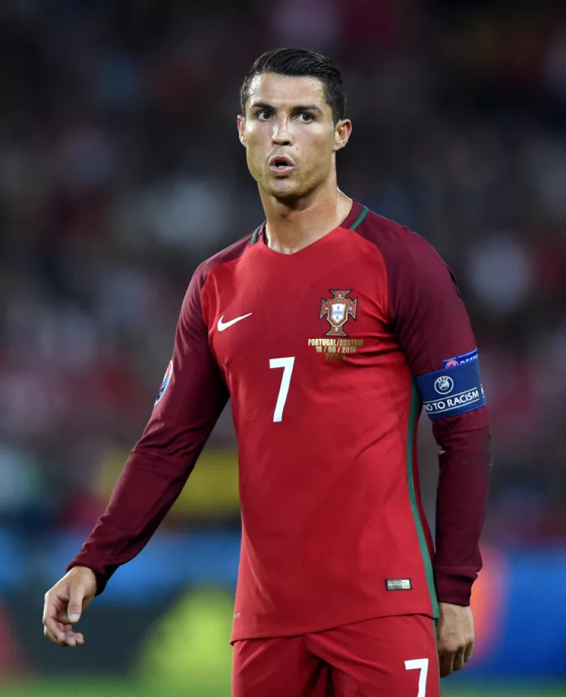 Parece que el futbolista no estaba del mejor humor, tal vez por la presión que tienen sobre sus hombros por la Eurocopa, y un reportero de Manhä TV sufrió las consecuencias.