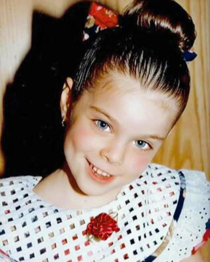 La guapa regiomontana publicó en sus redes una foto de cuando era niña, que acompañó con un emotivo mensaje para sus papás.
