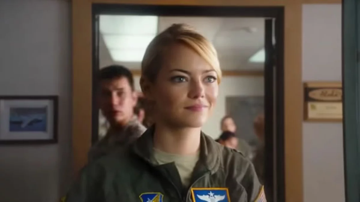 El personaje de Allison Ng en la película es una joven piloto de la Fuerza Aérea en Hawaii, hija de un hombre que es mitad chino. (Foto: Youtube/ Columbia Pictures)