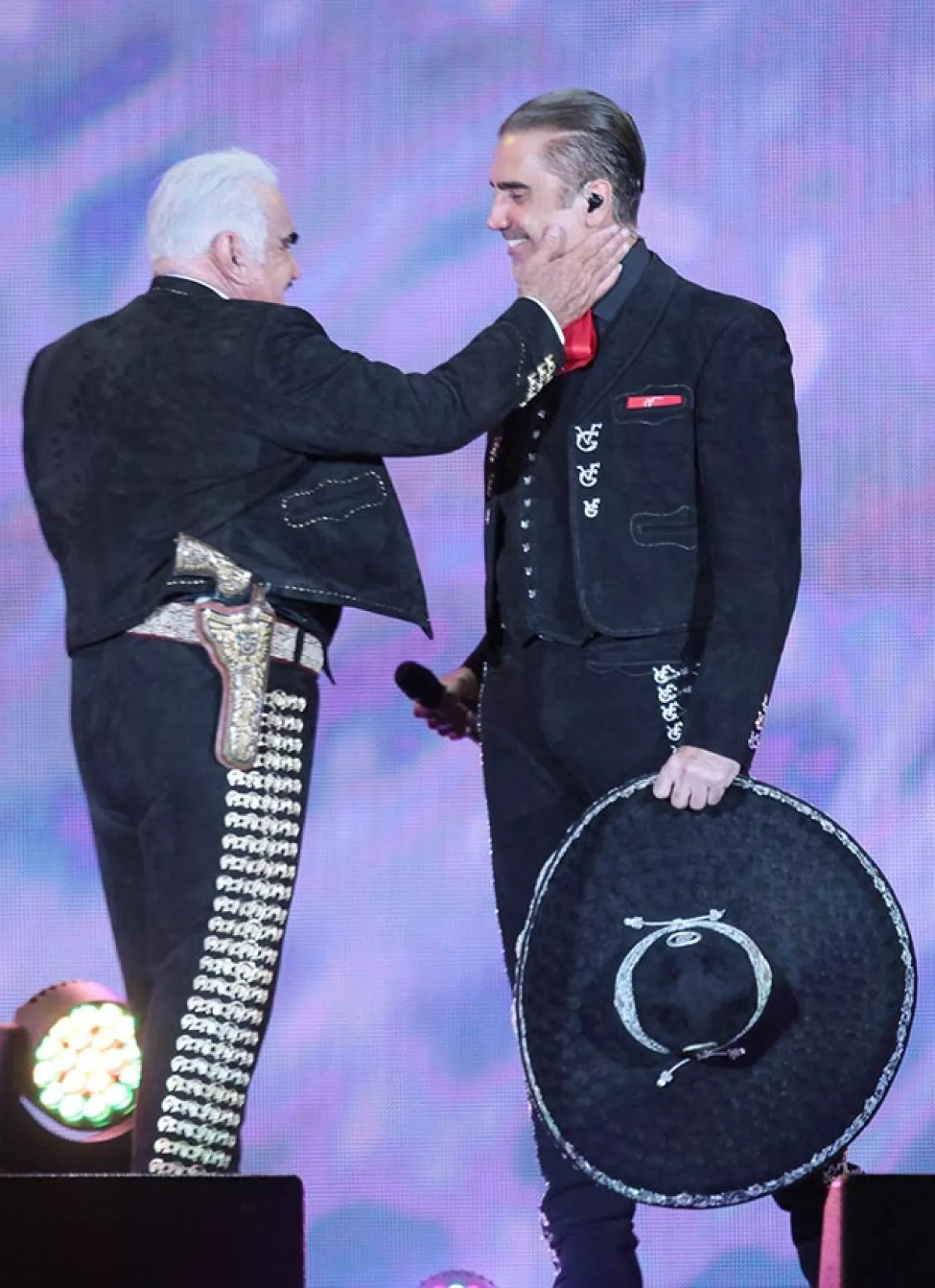 Padre e hijo cantaron un último dueto en el concierto de despedida de Vicente Fernández.