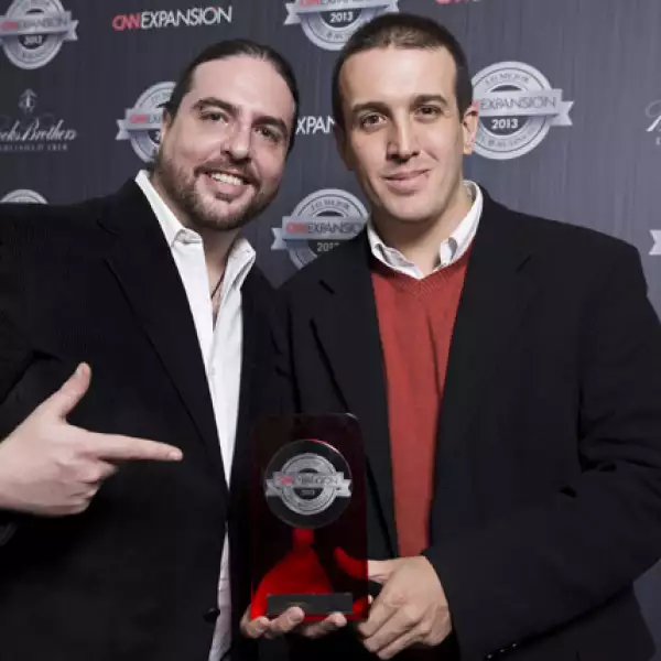 Diego Rendón y Juan Carlos Cardozo, community manager y country manager de Taxibeat México, recibieron el galardón de Premios CNNExpansión a la Mejor App.  En 2013, un total de 28 finalistas aspiraron al reconocimiento.