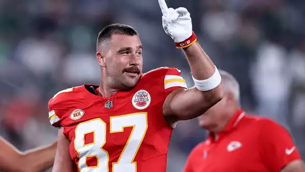 El jugador de los Kansas City está "aprendiendo cada día" de su novia Taylor Swift.