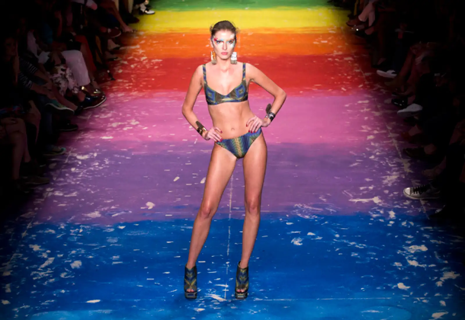 Culottes de cintura alta sustituyen a los cortos bikinis cariocas.