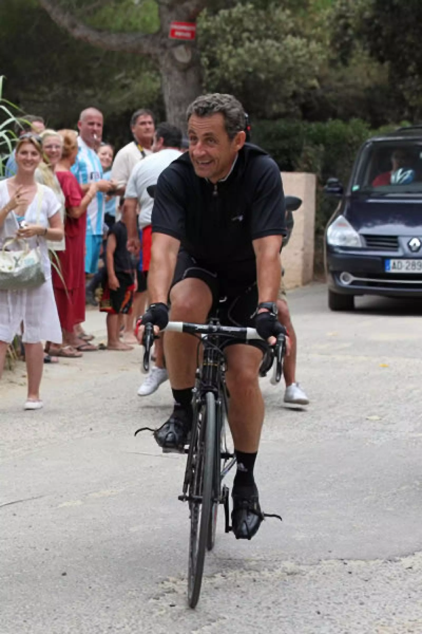 Nicolas Sarkozy anda en bici por Bregancon, Francia.
