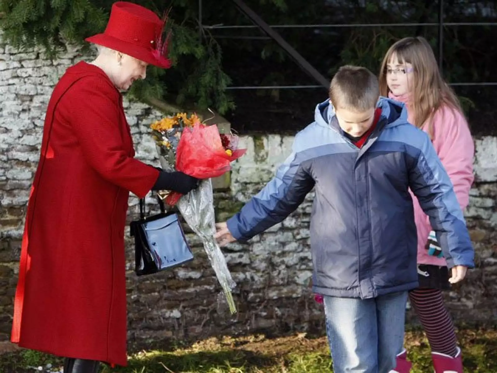 Algunos de quienes le dieron flores a la reina fueron niños.