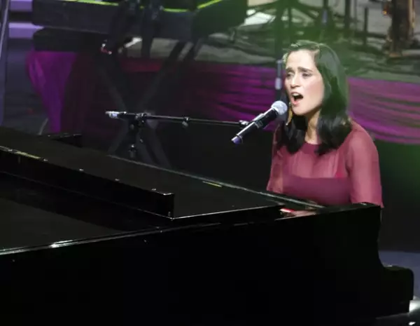 La cantante también tocó el piano para complacer al público.