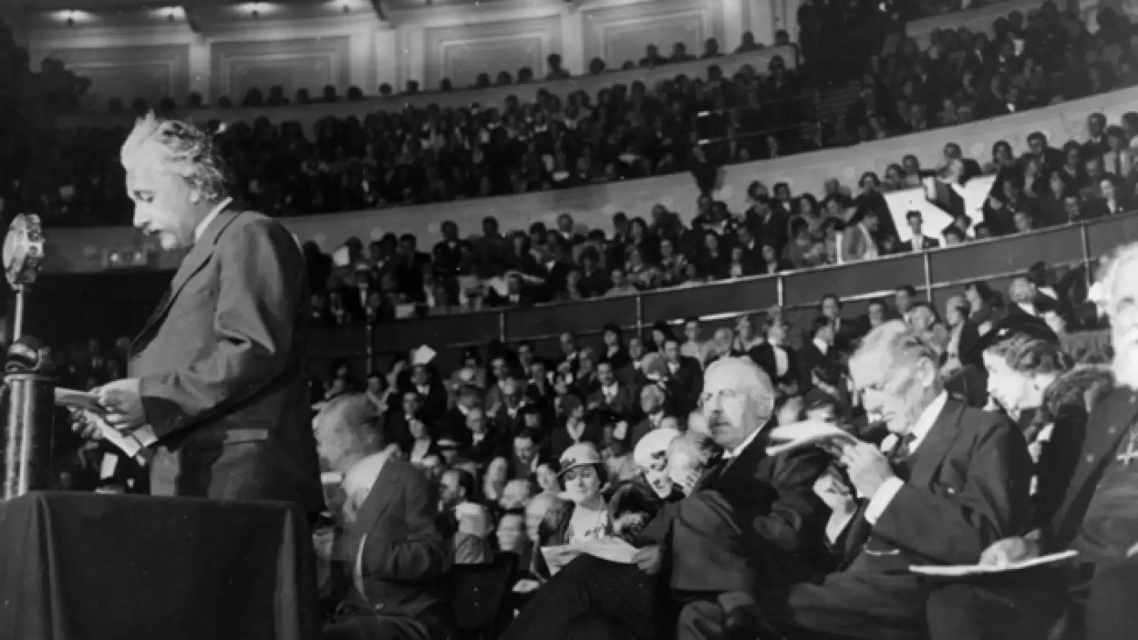 einstein ofrece una conferencia en londres