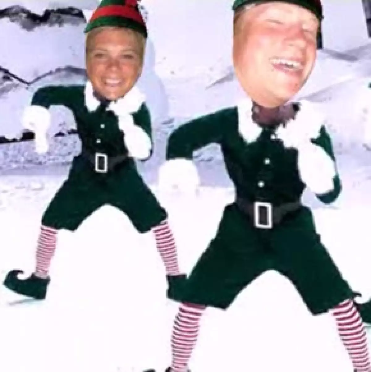 A pesar de que las tarjetas navideñas de la realeza suelen ser serias, el menor de los príncipes de Inglaterra y su novia mandaron una donde bailan vestidos de duendes.