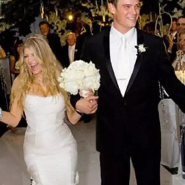 La cantante de `Black Eyed Peas´ se casó en 2010 con el actor Josh Duhamel y su bouquet era de rosas blancas y gardenias.