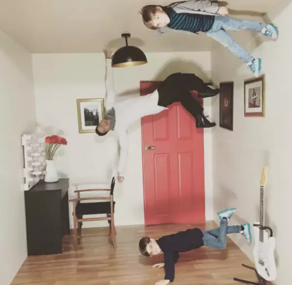 Ricky y sus gemelos desafían la gravedad.