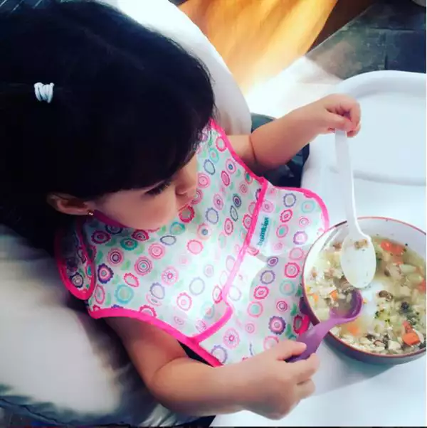 Aiatana ya es muy independiente. Su mamá compartió esta foto en la que disfruta de una rica sopa.