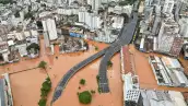 Una vista de drones muestra un centro de la ciudad inundado después de que personas fueran evacuadas en Porto Alegre, en el estado de Río Grande do Sul, Brasil, el 5 de mayo de 2024.