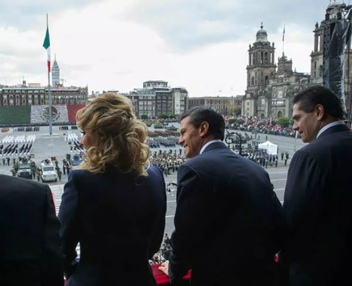 Angélica Rivera y Peña Nieto disfrutaron del despliegue militar desde el balcón de Palacio Nacional.
