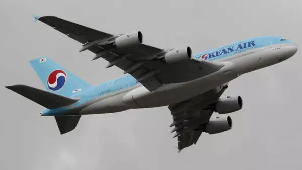 Un Airbus A380 de Korean Airlines, el mayor avión comercial del mundo, participa en una exhibición de vuelo en el aeropuerto Le Bourget, cerca de París.