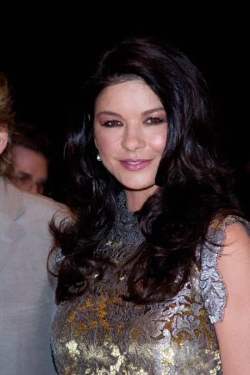 Los productores de cine pelean por llevar la historia de la escocesa a la pantalla grande y la esposa de Michael Douglas desea interpretarla.