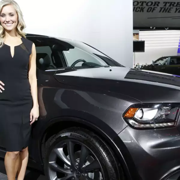 Erin Wolak, junto al modelo 2014 de la camioneta de la empresa que forma parte de Chrysler.