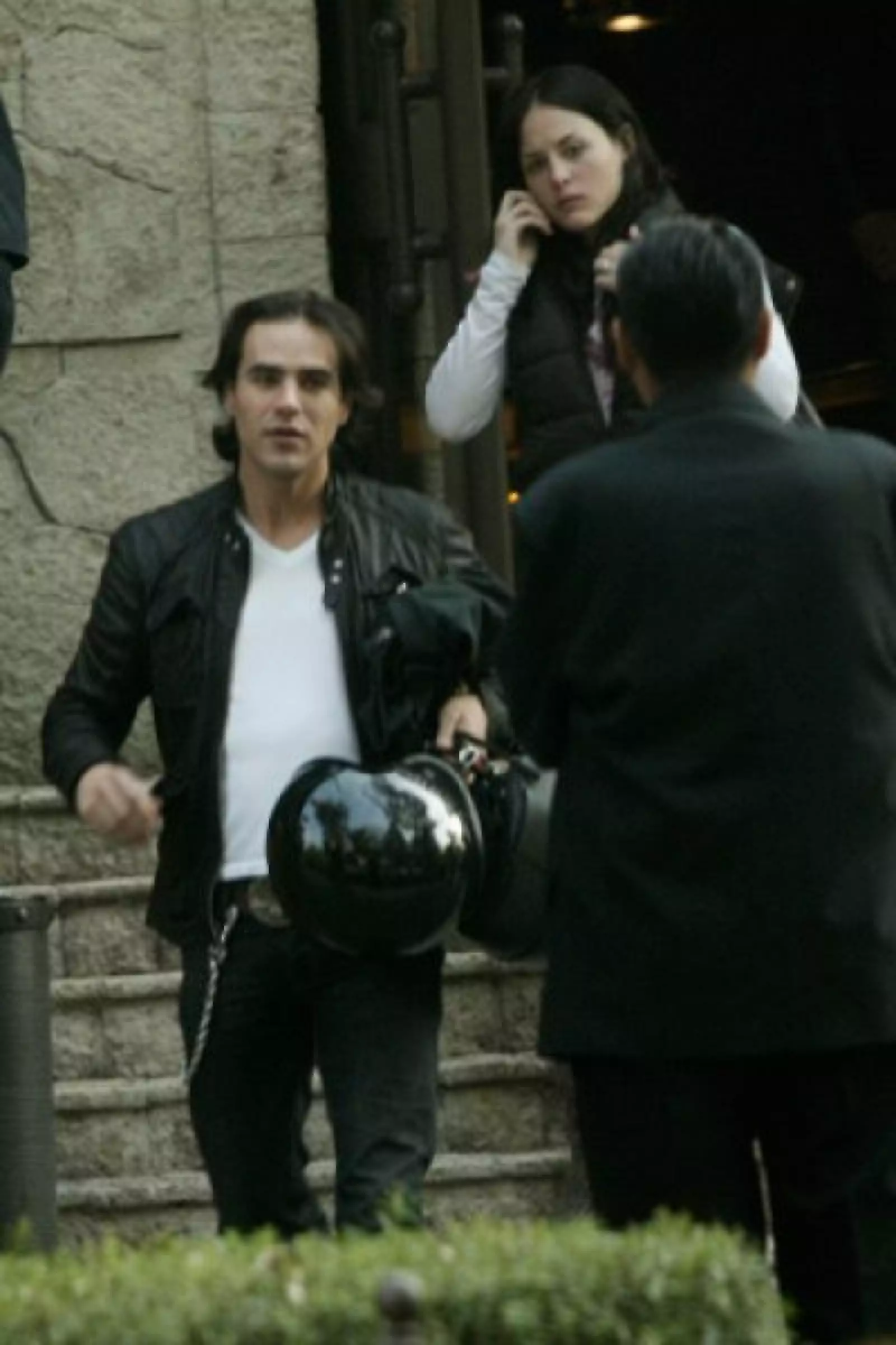 Él se adelantaba mientras ella hablaba por su celular.